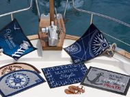 Il tappetino antiscivolo WIND, è fabbricato in moquette di alta qualità, ultra resistente ai raggi solari e con 3 anni di garanzia. 