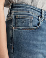 I jeans slim Farla sono il nostro capo da tutti i giorni per eccellenza e il giusto compromesso tra un modello skinny e uno a gamba dritta.