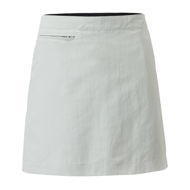 Sviluppato come un capo performante, il Women's UV Tec Skort offre l'aspetto di una gonna combinata con la libertà pratica di un pantaloncino.