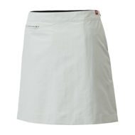 Sviluppato come un capo performante, il Women's UV Tec Skort offre l'aspetto di una gonna combinata con la libertà pratica di un pantaloncino.