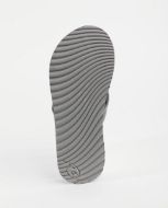 Le Dbah sono scarpe con fascia in camoscio sintetico con impunture multiple e dettagli incisi. 