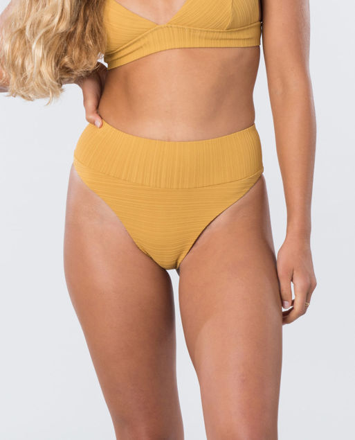 Lo slip brasiliana Surf High Waist è uno straordinario slip a vita alta alla brasiliana per donne sicure di se sulla spiaggia o a bordo piscina