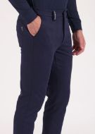 Pantalone Uomo Scary: Modello chinos uomo in tessuto a maglia cavallery, morbidissimo ed estremamente elasticizzato per un comfort unico e perfetto per il tempo libero.