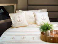 Set di cuscini da barca, perfetti per le cabine o il salone. Con disegno nautico e dettagli ricamati,