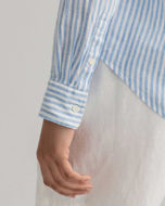 Camicia Gant donna in chambray di lino lavato leggero, un tessuto naturalmente leggero e traspirante. 