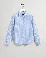 Camicia Gant donna in chambray di lino lavato leggero, un tessuto naturalmente leggero e traspirante.