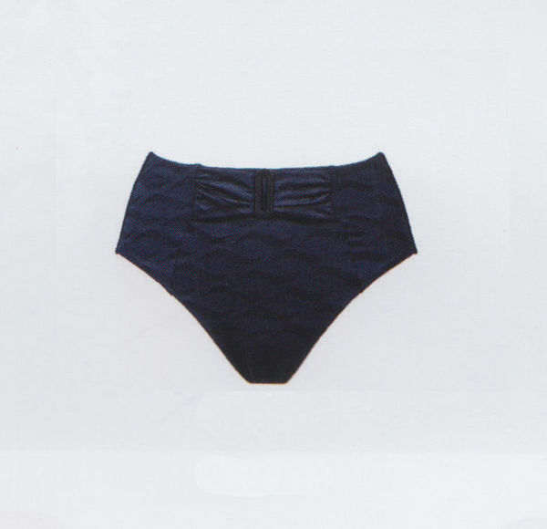 Bikini Slip Maryan 829: Slip bikini dal taglio a vita alta con elemento cintura caratterizzato da una fibbia a sottolineare la vita. Foderato.