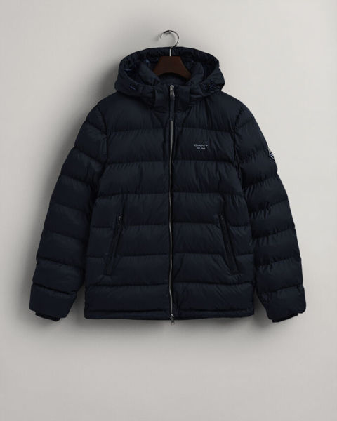 Un giacca uomo gant invernale funzionale pensato per tenerti caldo, comodo e asciutto durante i mesi più freddi. 
