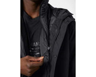 Una combinazione elegante e versatile Helly Hansen di un guscio impermeabile e di una giacca in tessuto isolante