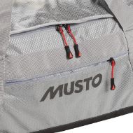 La borsa da viaggio Musto Essential 50L è resistente all'acqua e durevole con spallacci imbottiti riponibili per un facile trasporto.