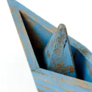 Barca in legno di colore blu