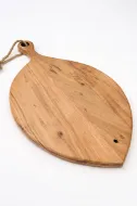 Tagliere in legno a forma di pesce.